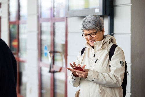 kvinna som kollar på sin mobil