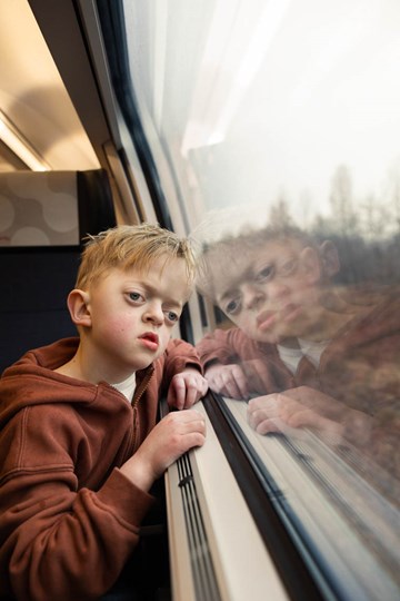 Elliot tittar ut från fönstret i tåget
