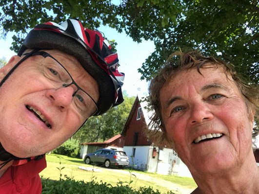 Kristina och Rolf tar en selfie under en cykelpaus.