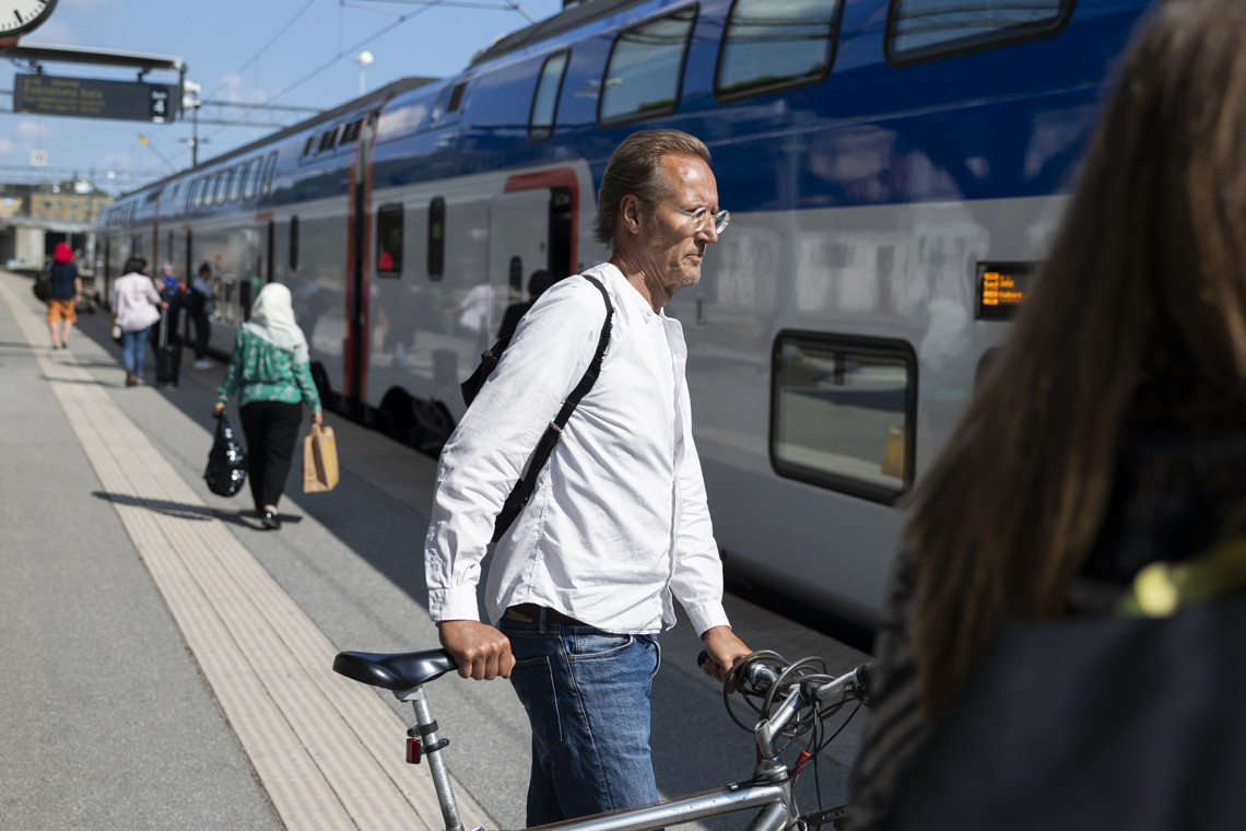 man boarding the train with his bike