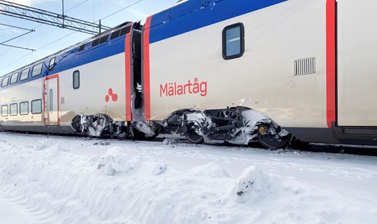 isbildning på ett mälartåg i snölandskap