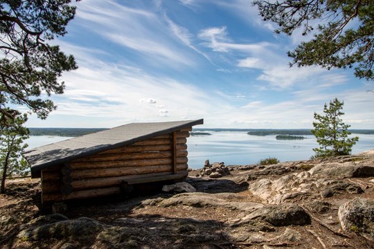 Vindskydd med utsikt över Östersjöns vatten