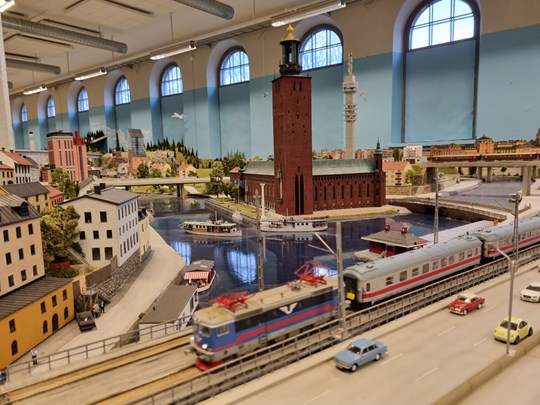 Modelljärnväg och miniatyr av stadshuset i Stockholm